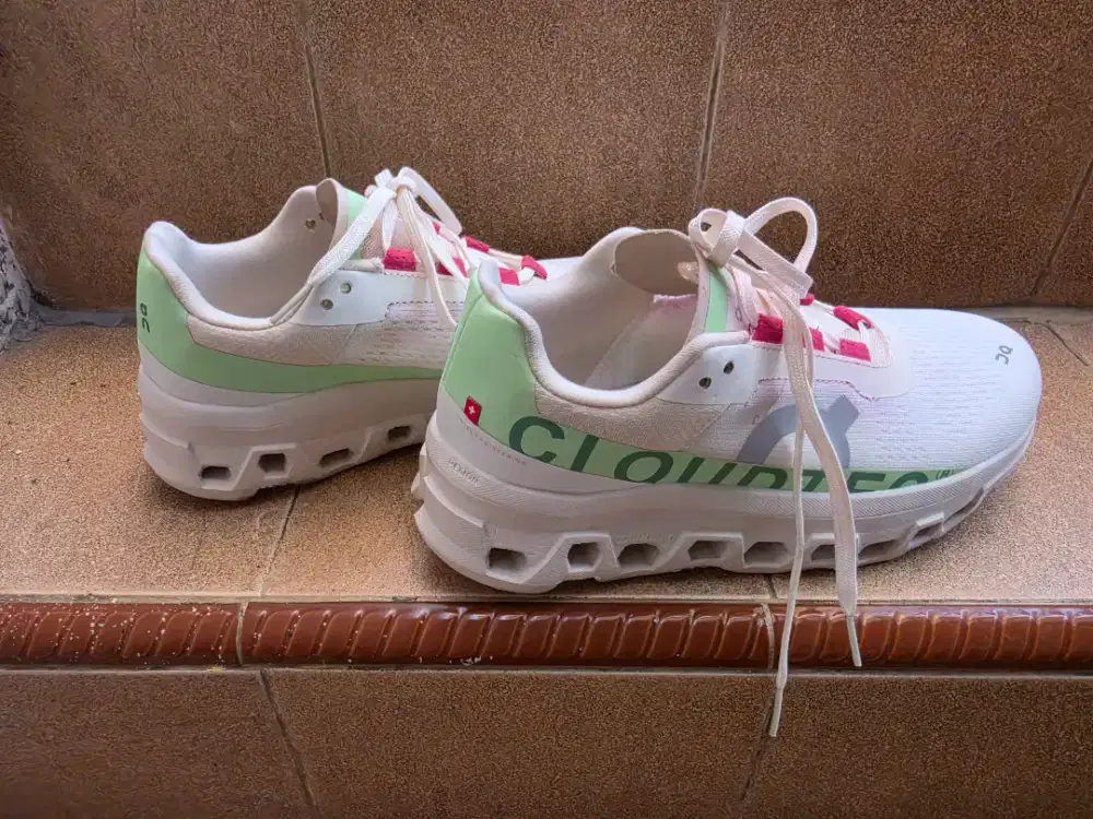 Sepatu On Cloud Uk 40 25cm