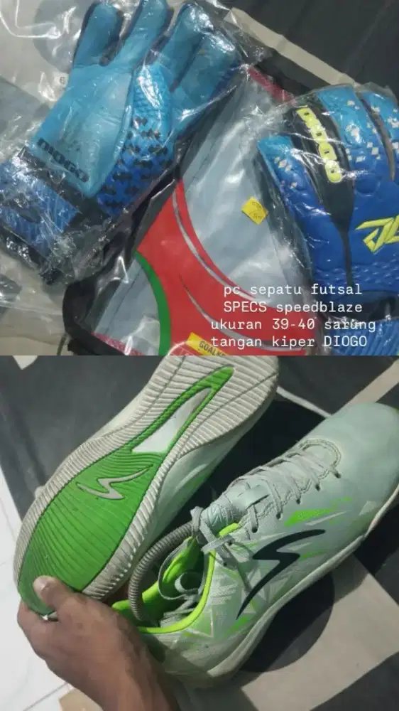 sepatu futsal SPECS speedblaze dan sarung tangan kiper