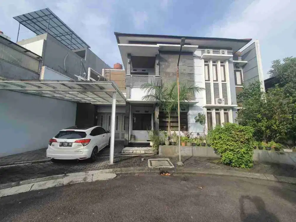 Dijual Rumah Hoek 2 Lantai Siap Huni di Singgasana Pradana Mekar Wangi Bandung