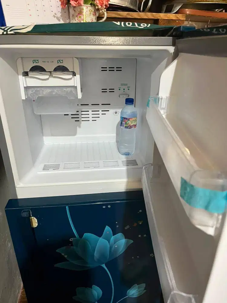 Kulkas 2 Pintu POLYTRON - Quick Freezing 220 Liter Tanpa Bunga Es