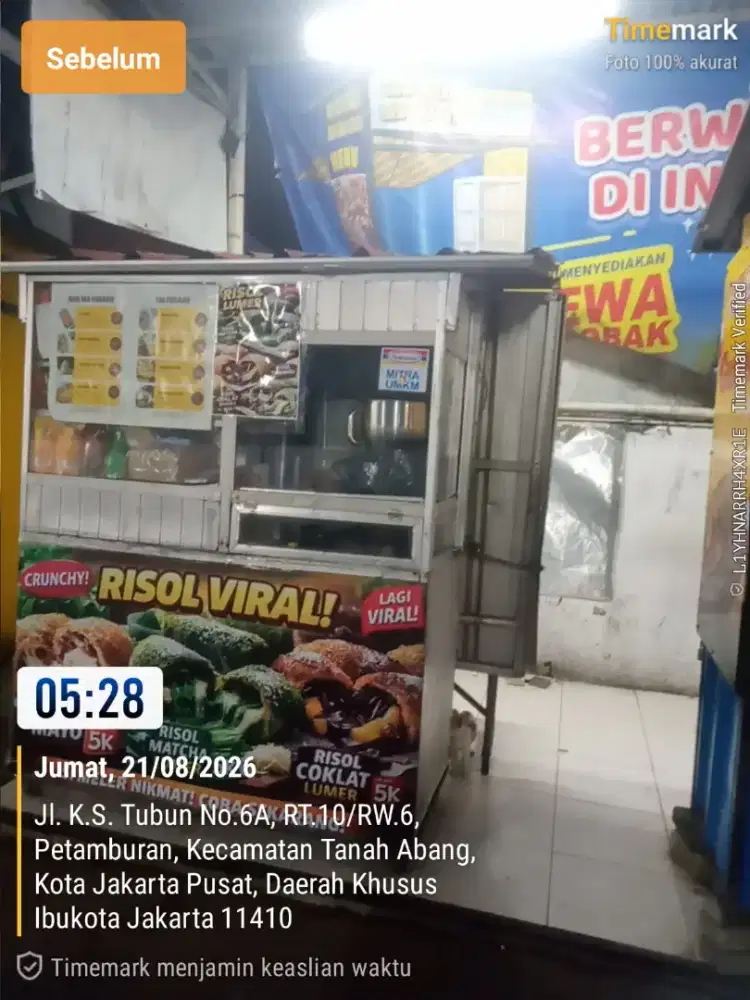 Karyawan tenant UMKM di teras Indomaret