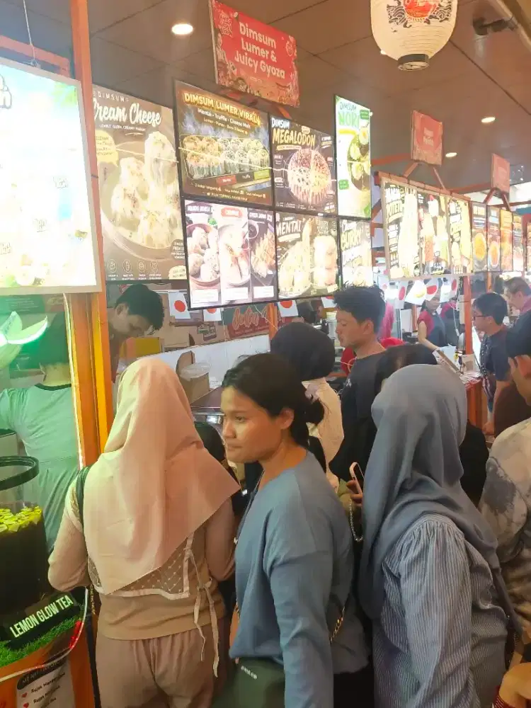 Staff tenant bazaar di Mall Artha Gading