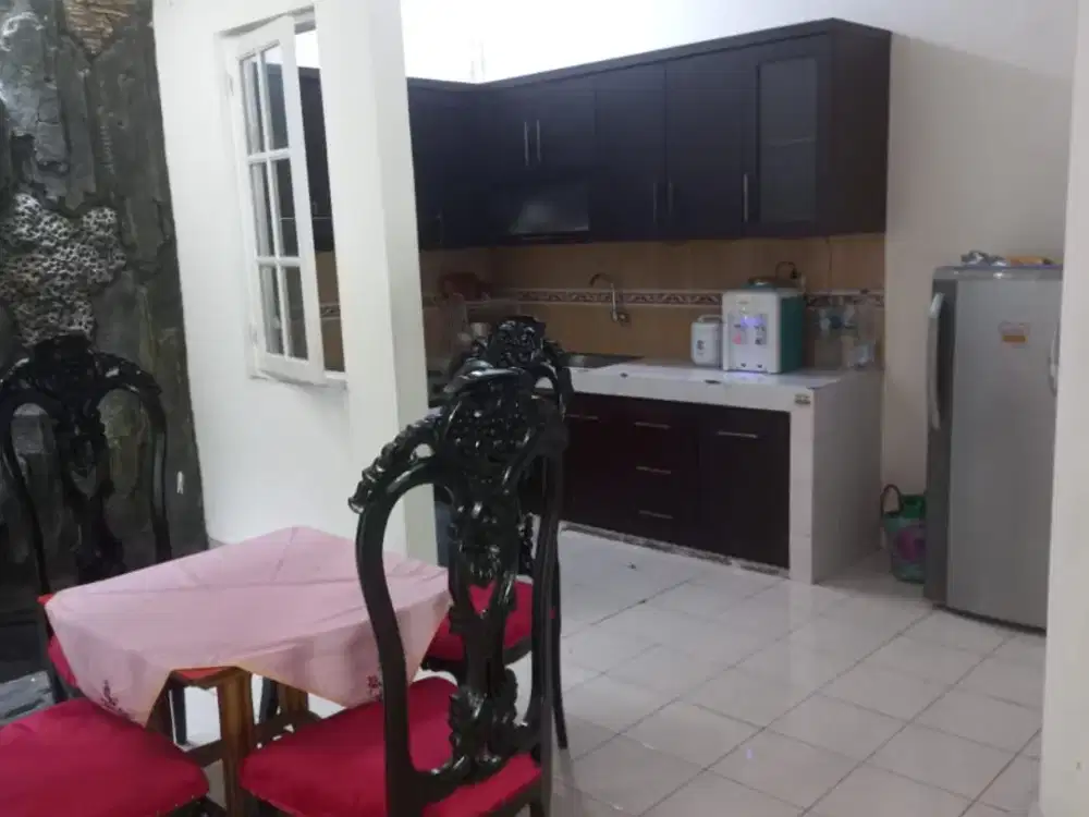 Disewakan rumah 2 lantai semi furnished di Kota Wisata
