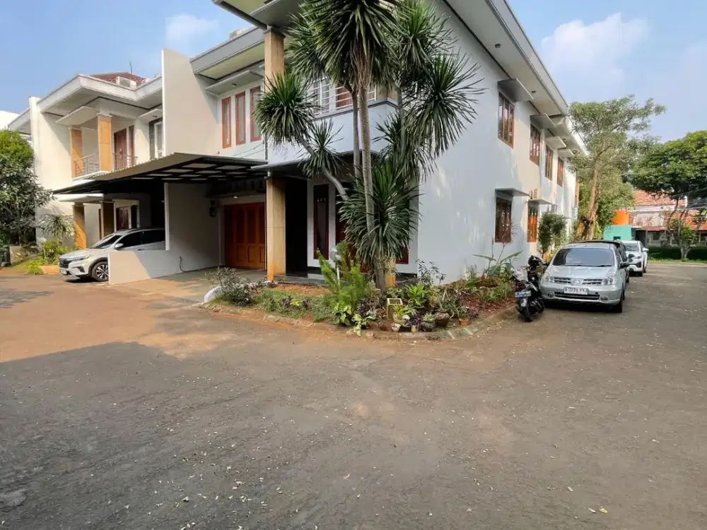 Rumah 2 Lantai Semi Furnished Siap Huni Posisi Hoek, Cilandak Barat Jakarta Selatan