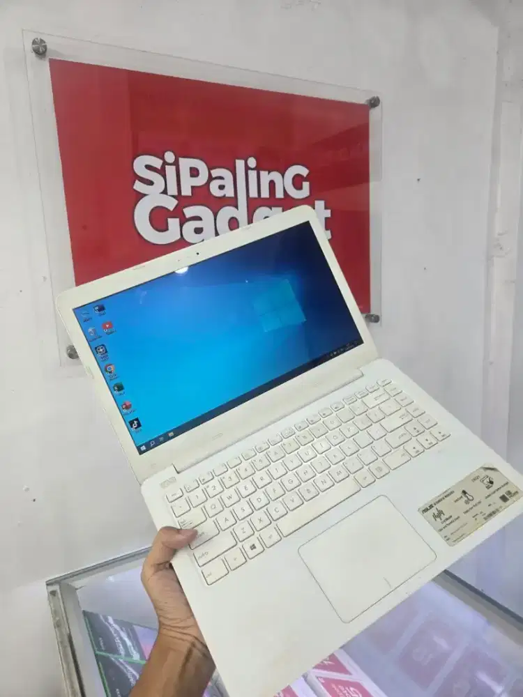 (Sipaling Gadget) ASUS VIVOBOOK E402Y - AMD E2 / 4GB /SSD 128GB / 14
