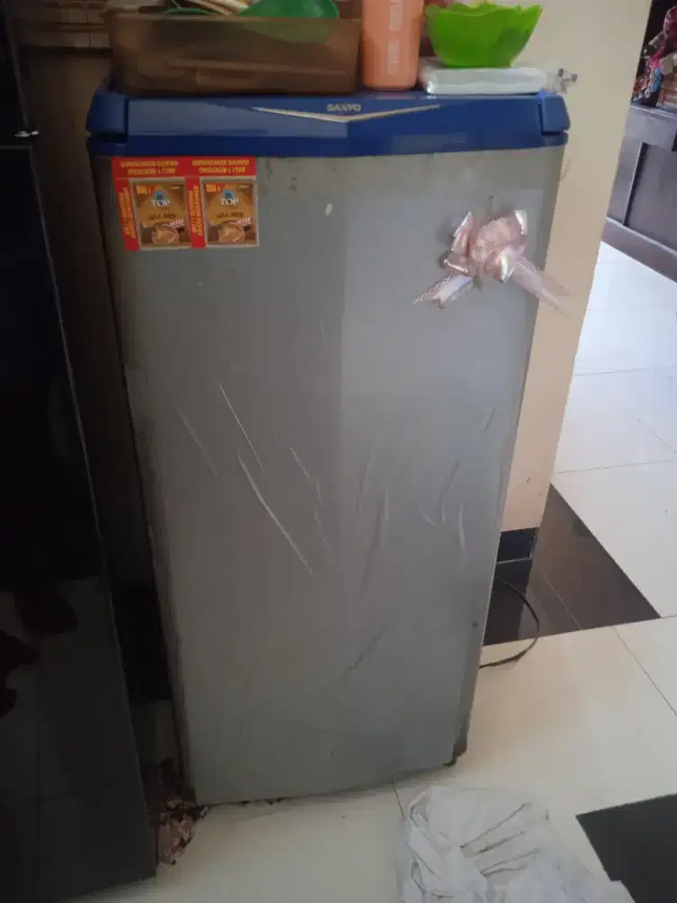 Jual kulkas 1 pintu masih layak pakai. Masih dingin banget freezer.