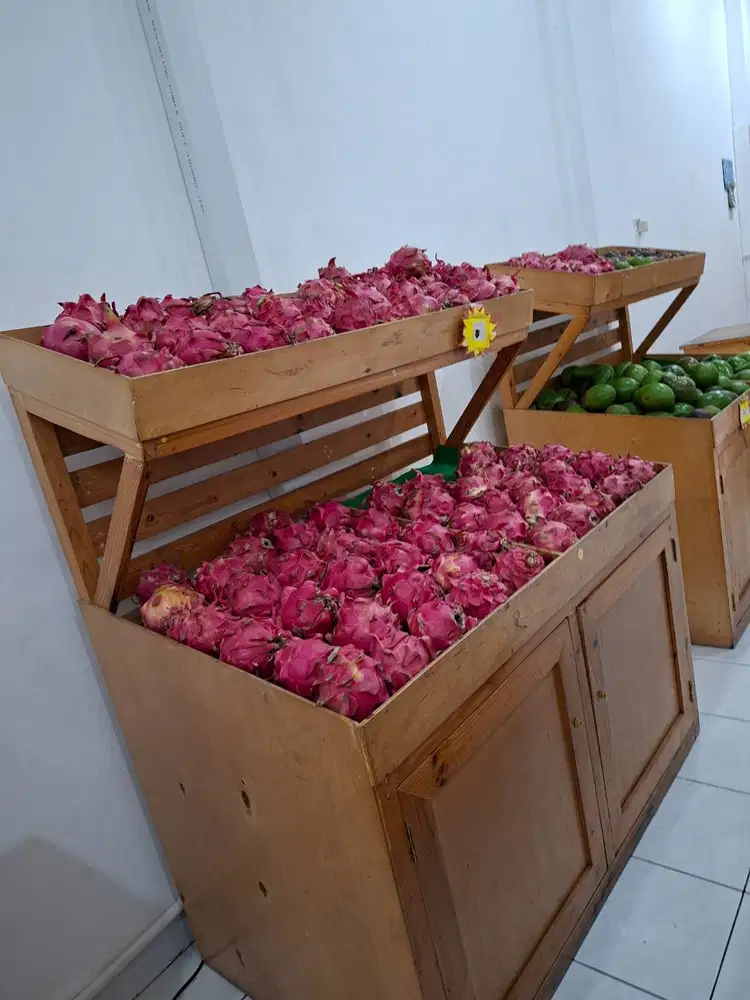 Rak kayu untuk pajang jualan