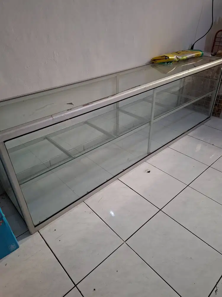 Etalase jualan kaca