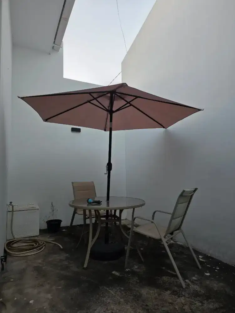 Meja Taman dengan payung set kursi outdoor
