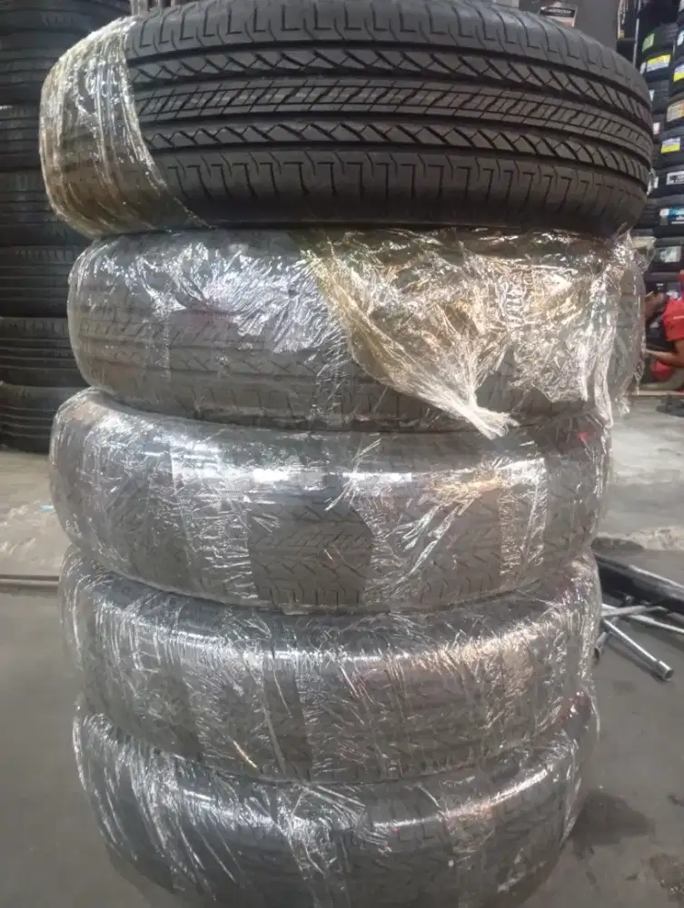 Ban second Bridgestone dueller H/L 852