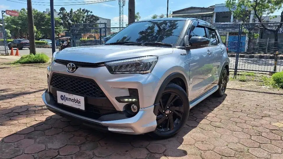 LOW DP Toyota Raize 1.0 GR Sport TSS Two Tone Bensin-AT 2022 EZO