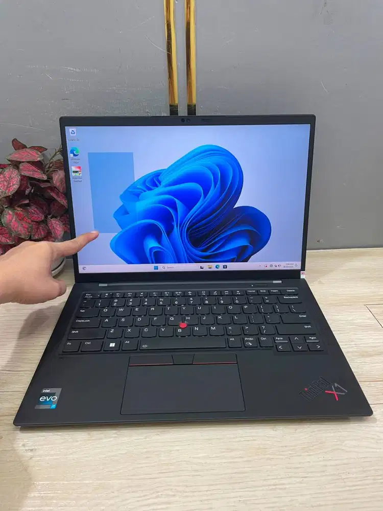 Laptop murah X1 carbon touch thinkpad TH10 I7 1255U RAM 16GB NVME 512T