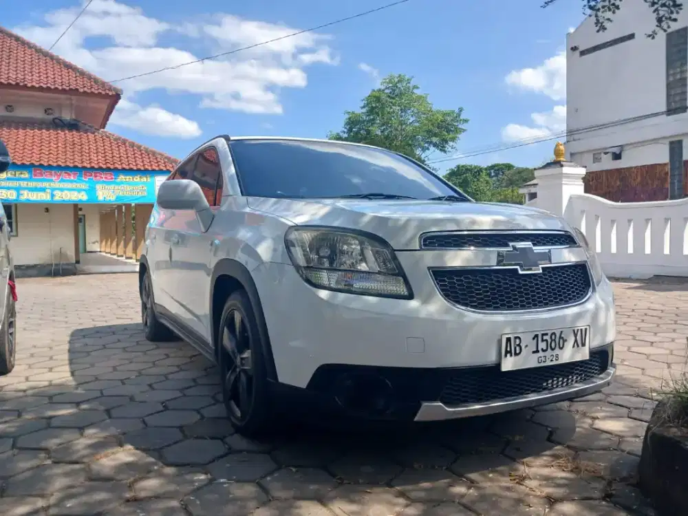 Mobil keluarga nyaman aman siap pake