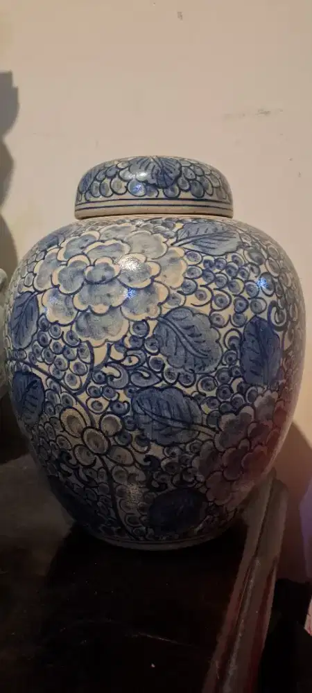 Guci Keramik Biru Putih Motif Bunga Peony Tradisional Chinoiserie