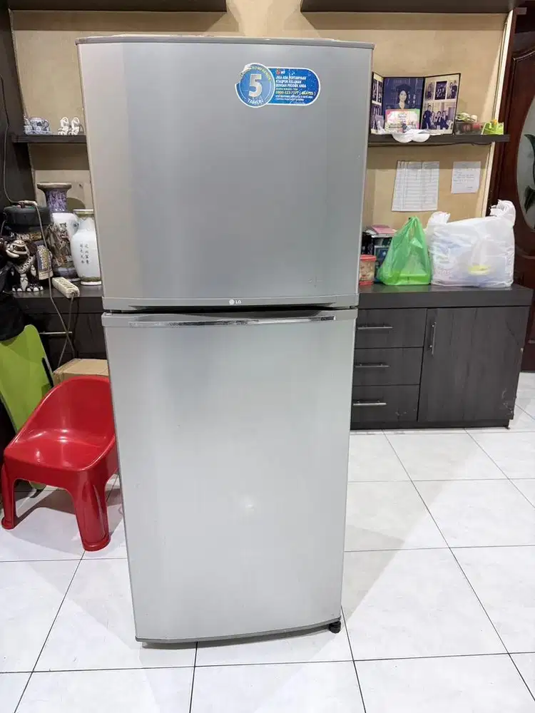 Kulkas LG 2 Pintu 210L – Kondisi Bagus, Lengkap & Siap Pakai