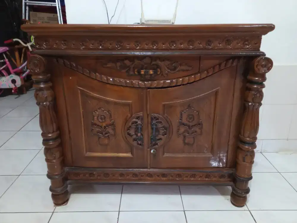 BU! JUAL CEPAT! Bufet/ Meja TV Jati Asli Ukiran Klasik – Kokoh & Mewah