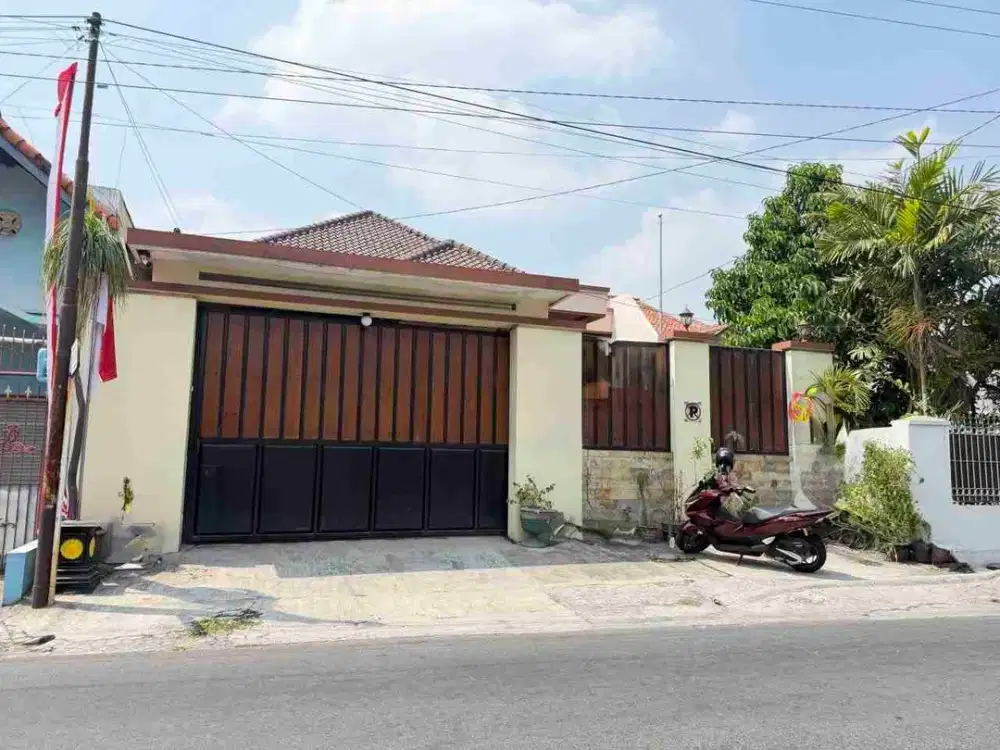 Rumah Mewah Luas Tepi Jalan Utama di Sumber