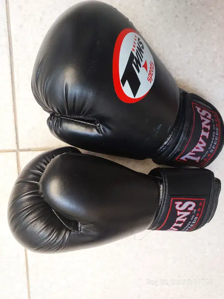 BOXING GLOVES / SARUNG TINJU
SPEEDS TWINS + QUICK HAND WRAP INDOFIGHT