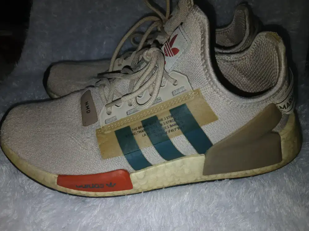 Sepatu adidas NMD_R1.V2