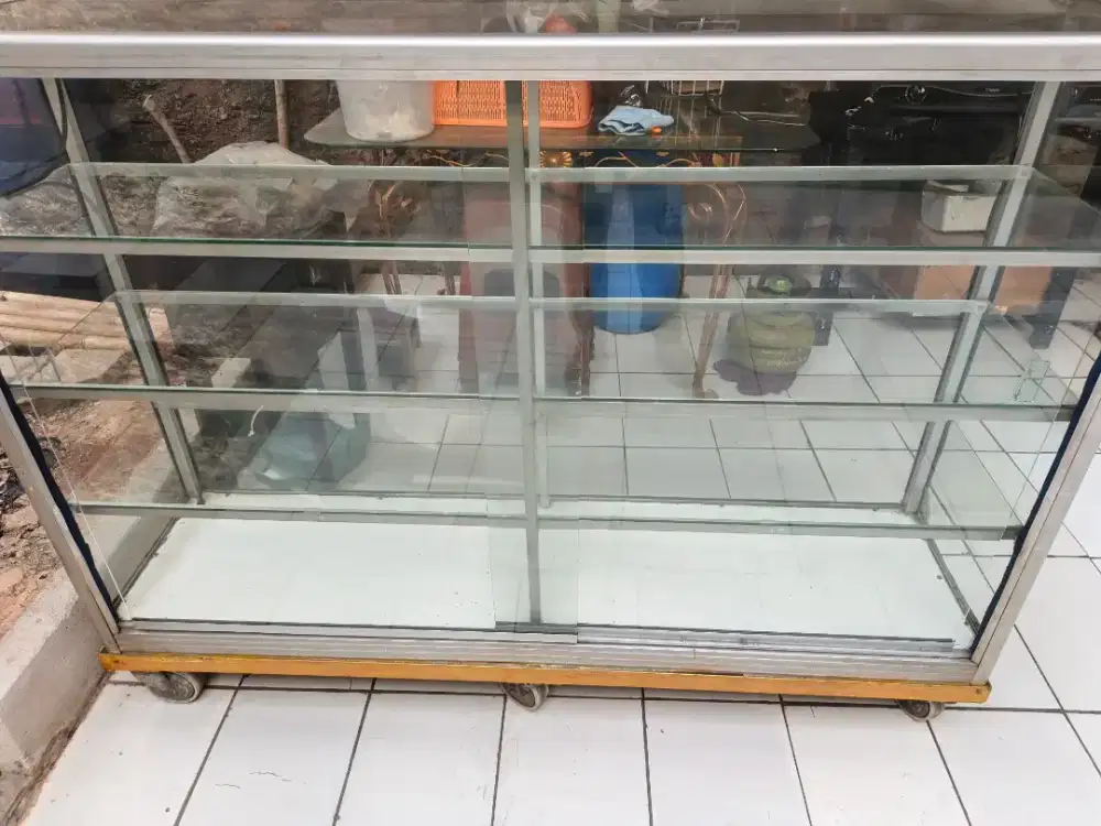 Di jual cepat Etalase uk panjang 1.5 mtr dn tinggi 1 mtr