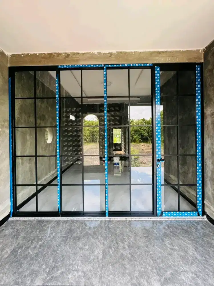 Pintu kaca custome dan partisi kaca aluminium