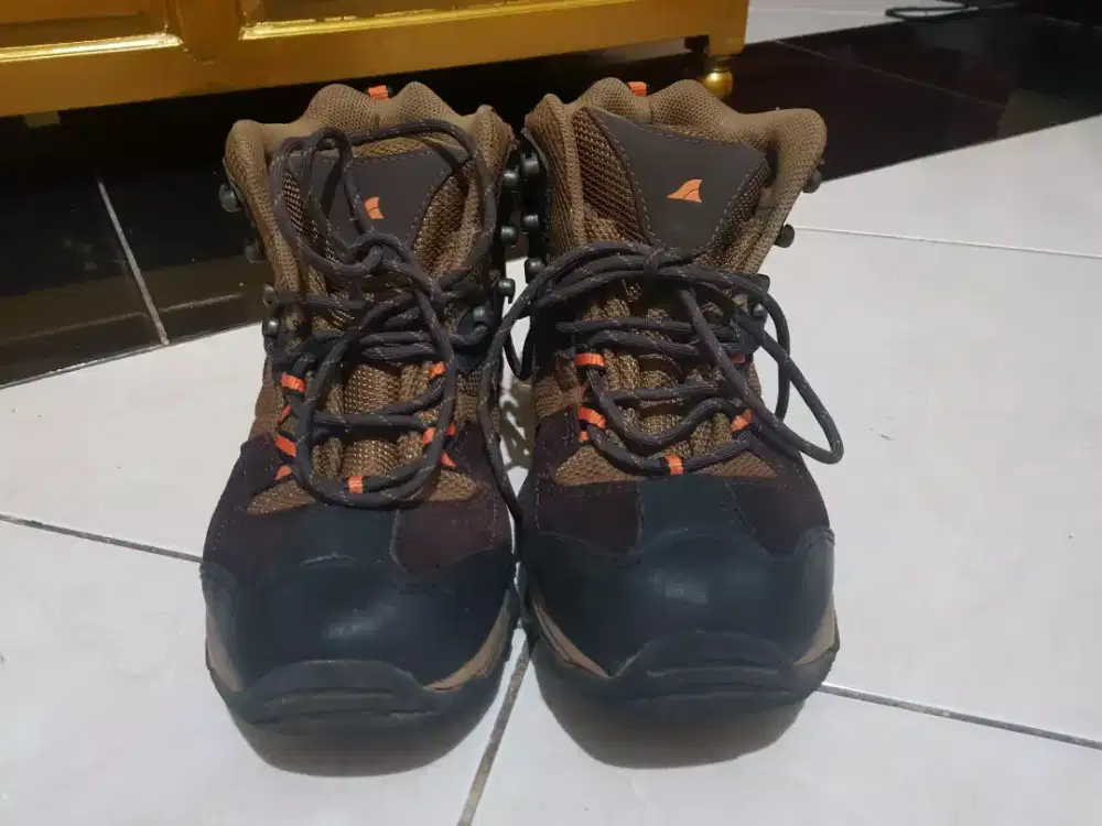 Sepatu gunung merk Rei