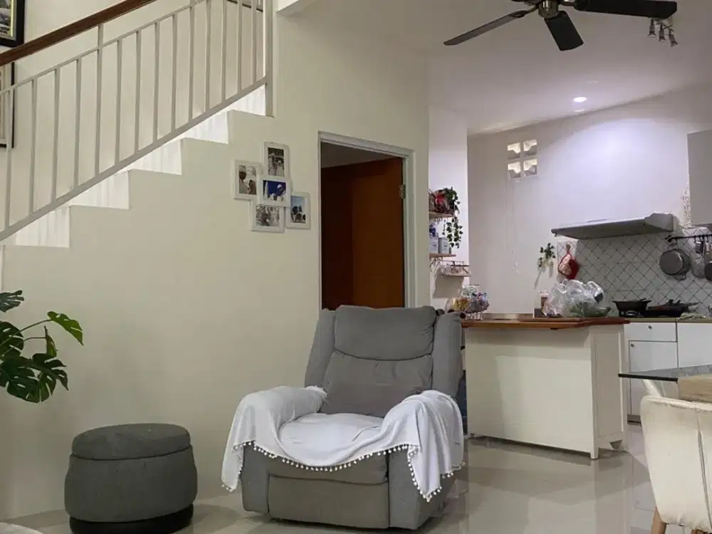 Rumah cantik terawat selangkah ke kampus UI, lantai 2.5 ada Gajebo kukusan beji depok