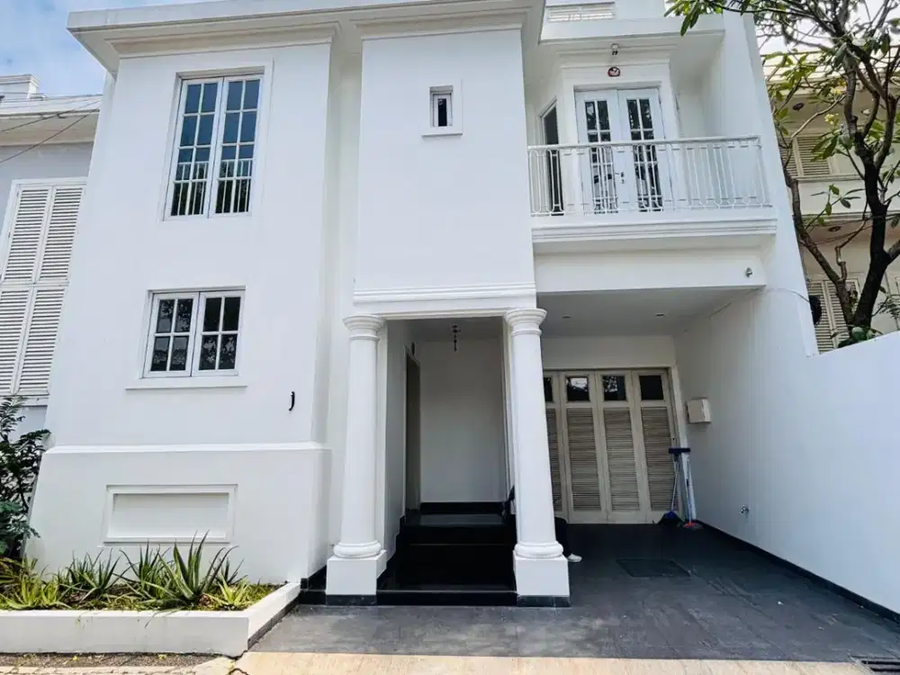 DIJUAL RUMAH RUMAH CANTIK (Siap Huni/Semi furnish) DALAM TOWN HOUSE DI KEMANG BARAT JAKARTA SELATAN