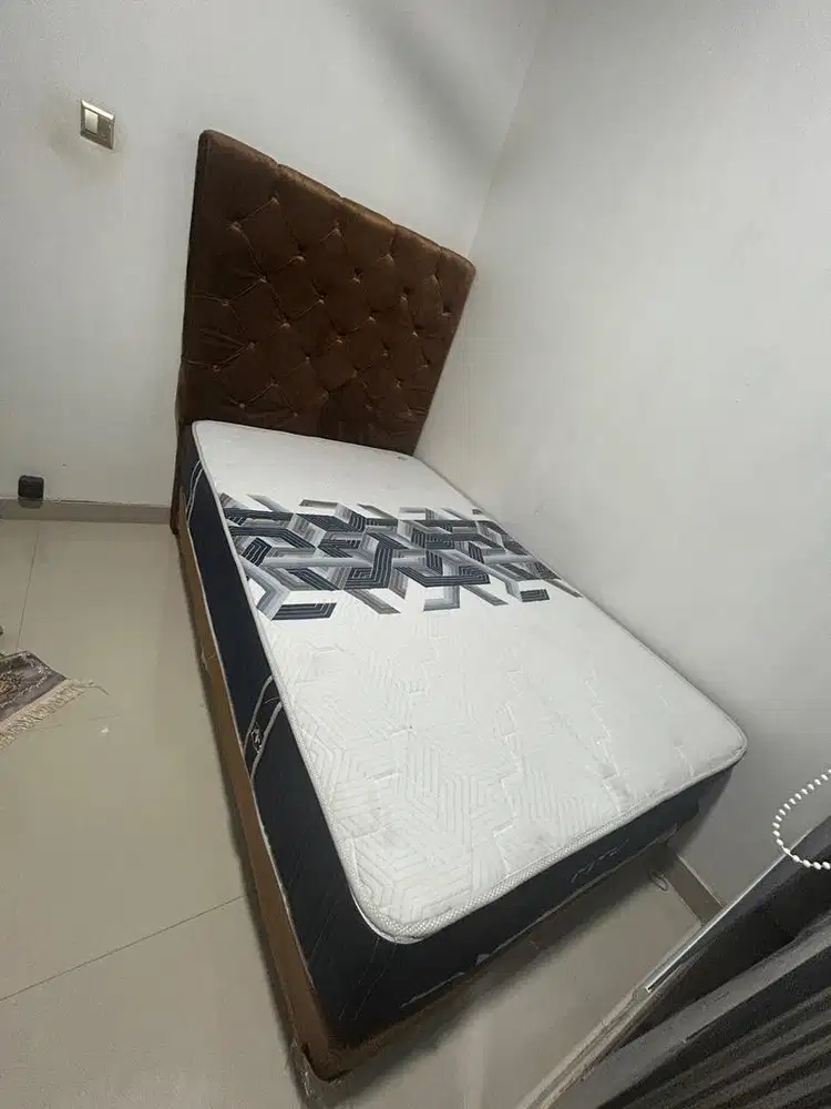 Tempat tidur bekas mulus