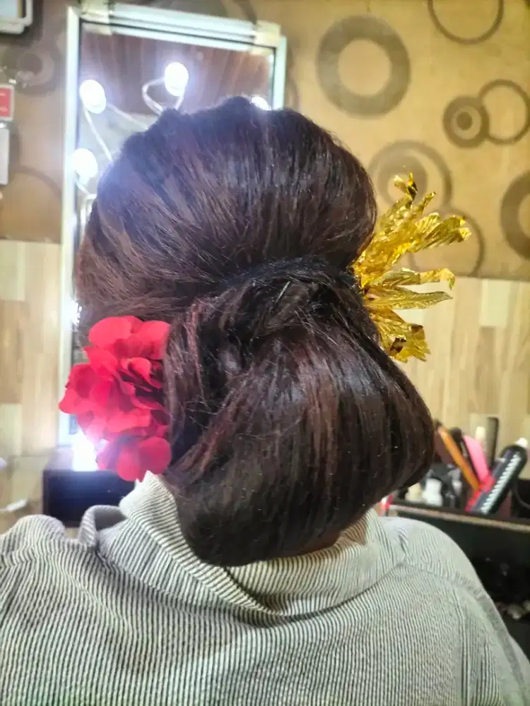 Asisten salon kecantikan