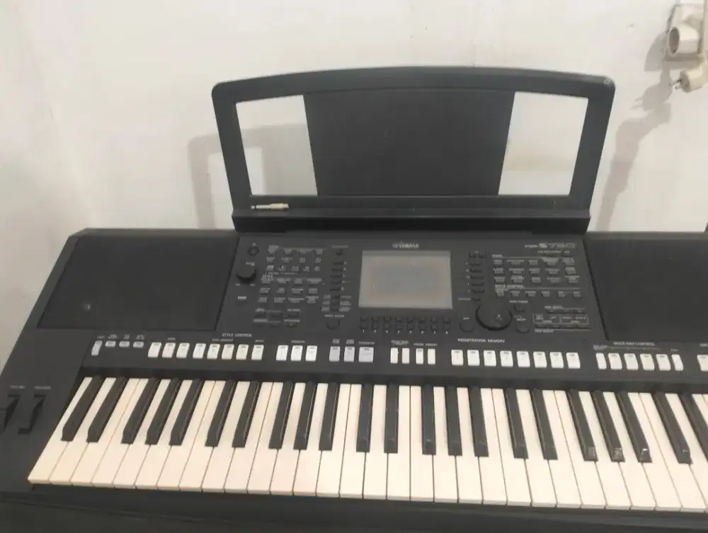 Dijual keyboard Yamaha psr 750