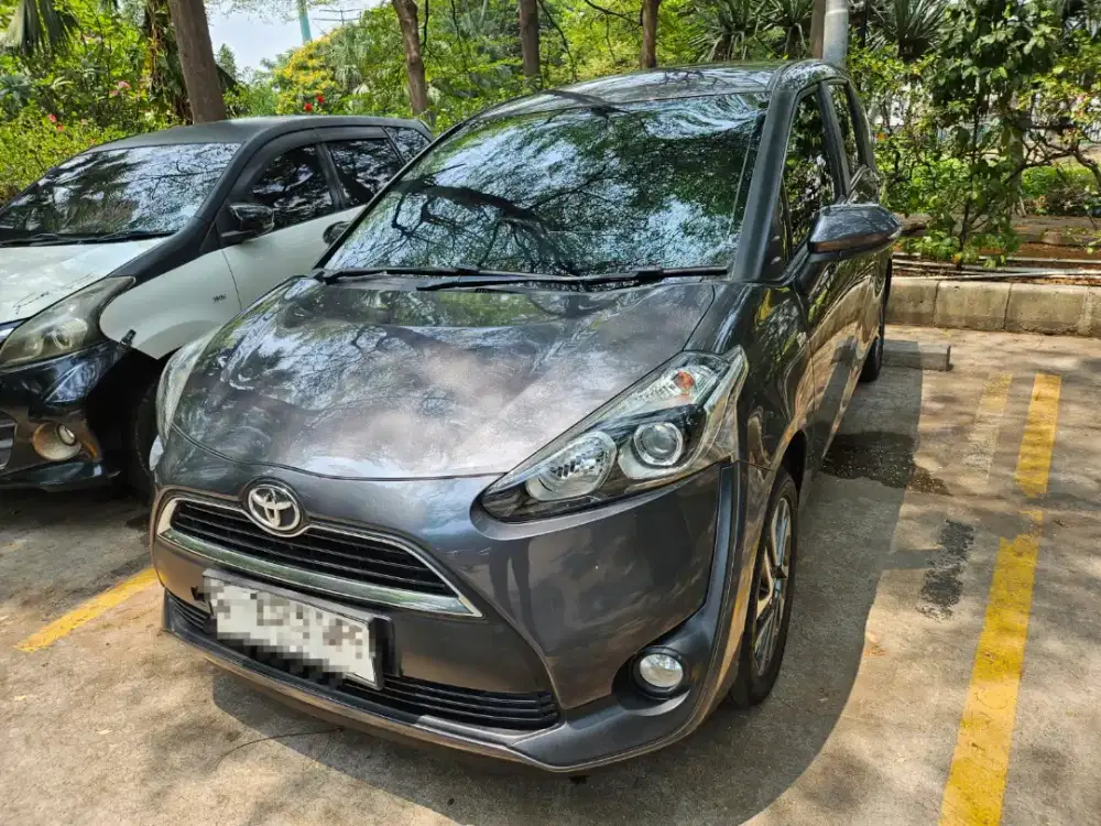 TOYOTA SIENTA.  V. AT. 17 .