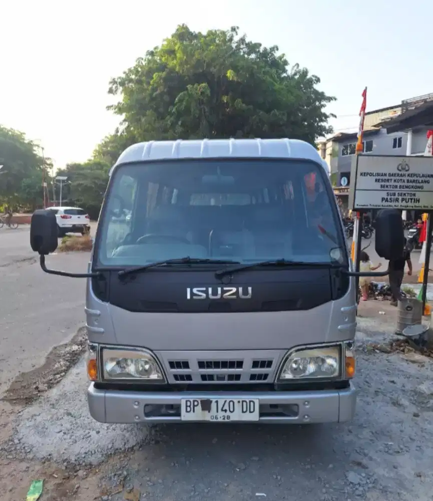 Microbus Isuzu 2013