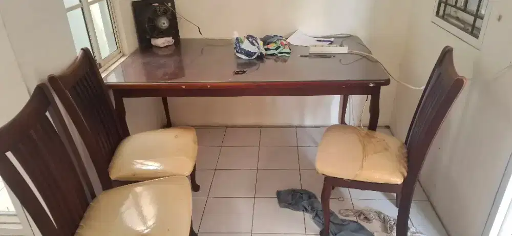Meja makan kayu minimalis