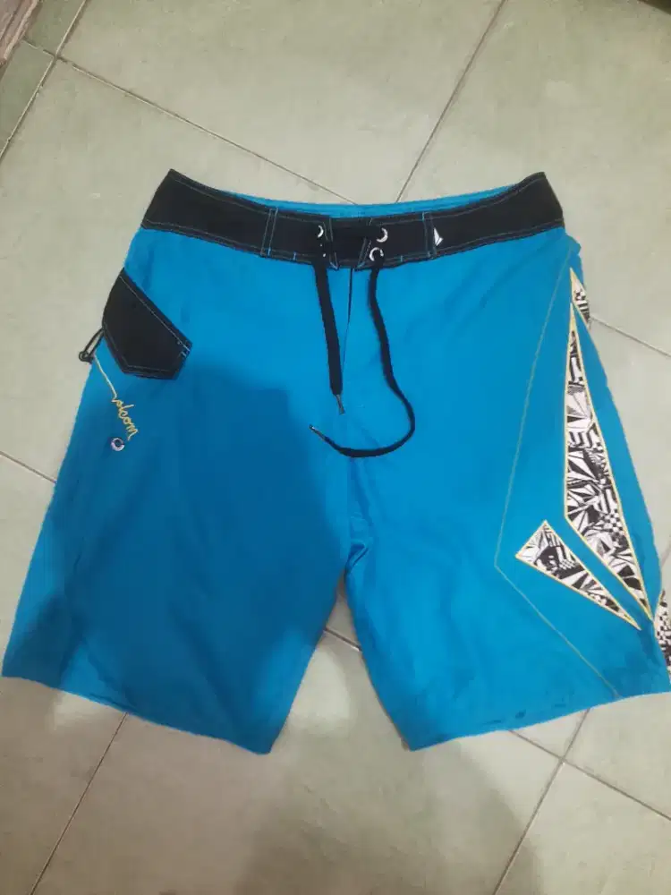 Celana pendek volcom