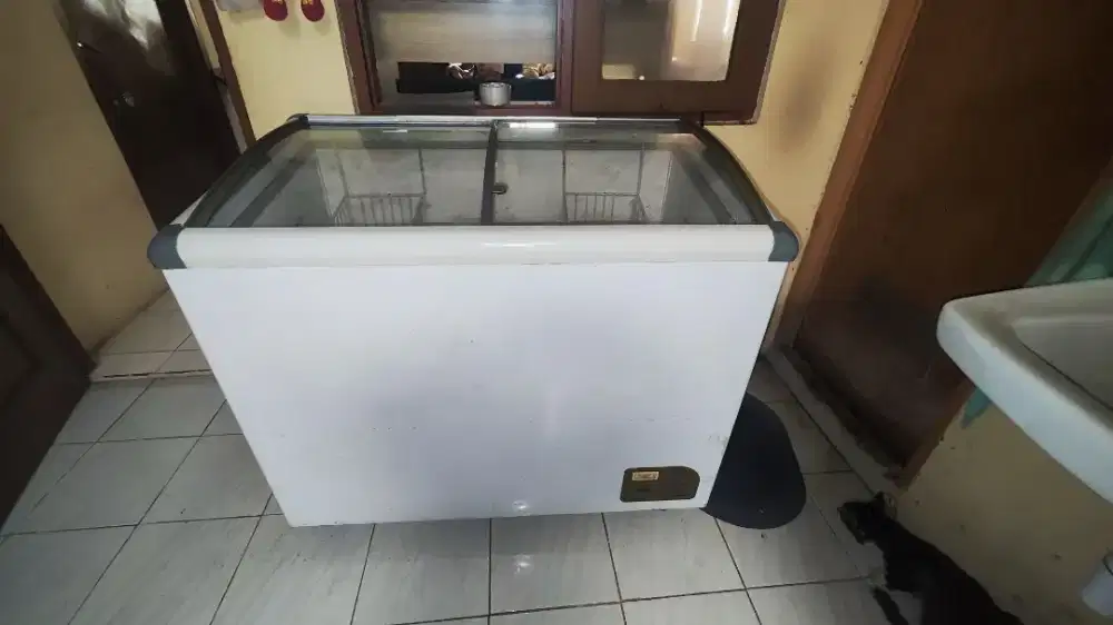 Di jual Freezer kaca lengkung.