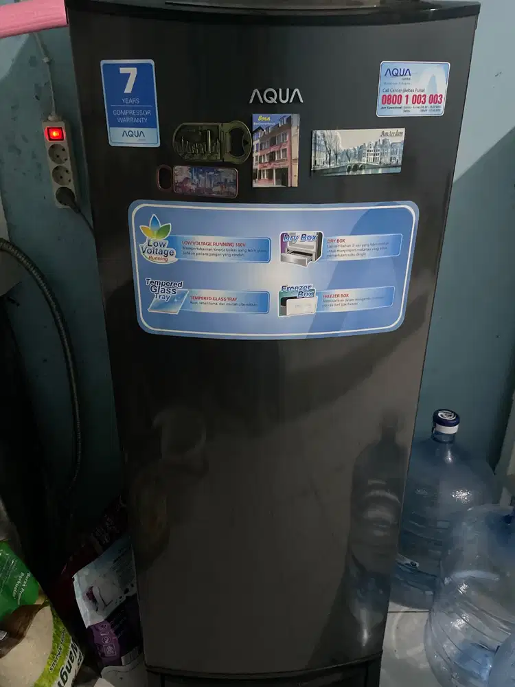 Kulkas Aqua 1 pintu warna hitam