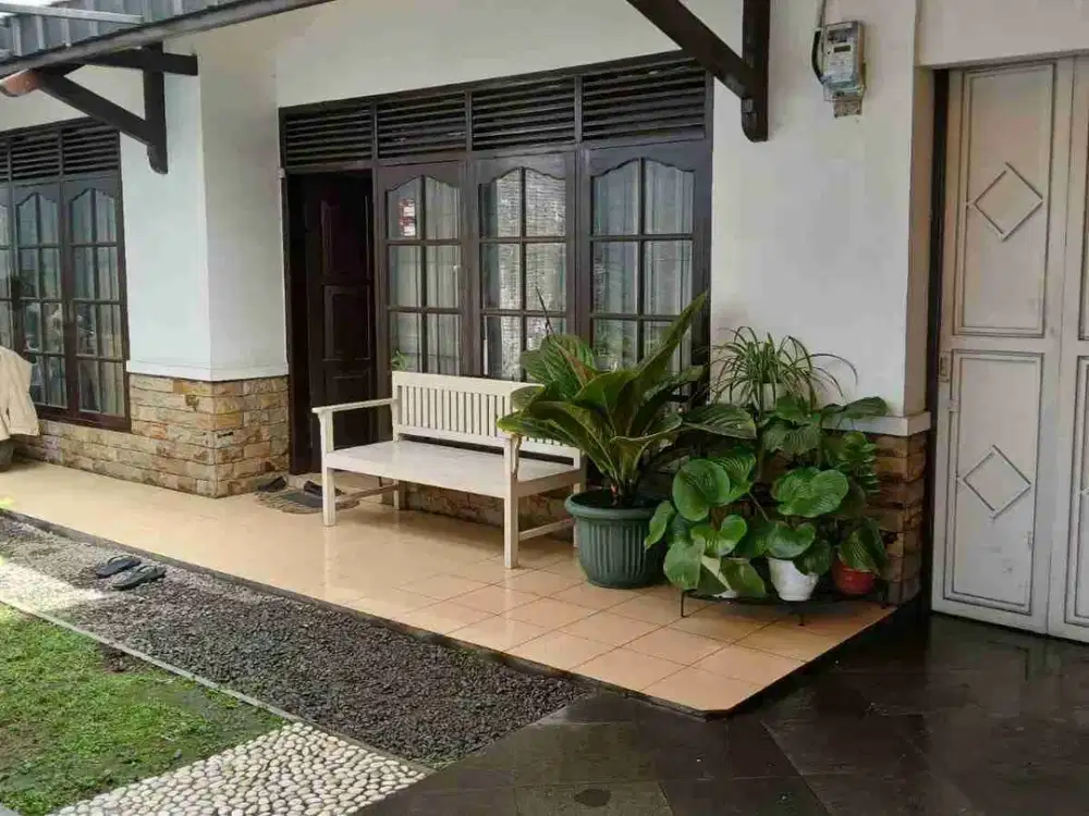 rumah luas nyaman terawat strategis di pusat kota Lembang