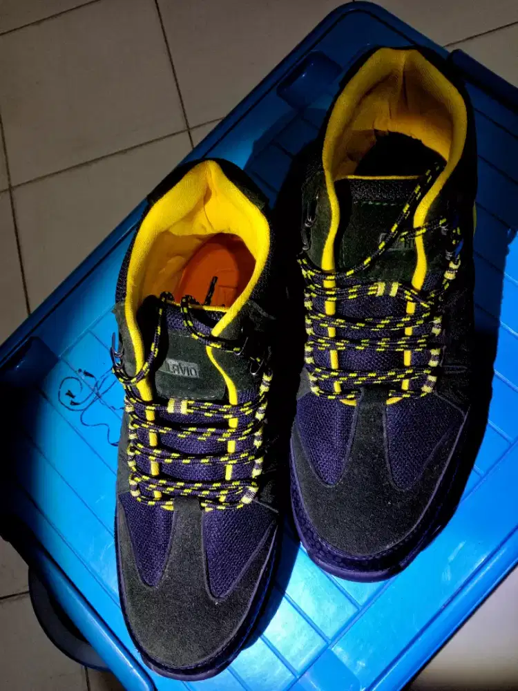 sepatu lapangan atau hiking hijau army