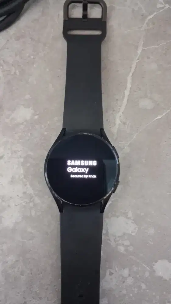 Samsung galaxy watch 4 unit + charger