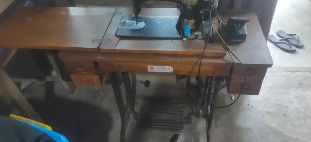 Mesin jahit Bekas meja kayu jati bisa langsung dipake