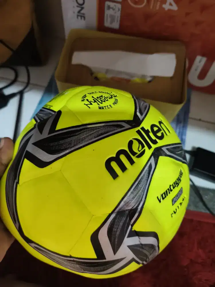 Bola molten warna hijau stabilo baru