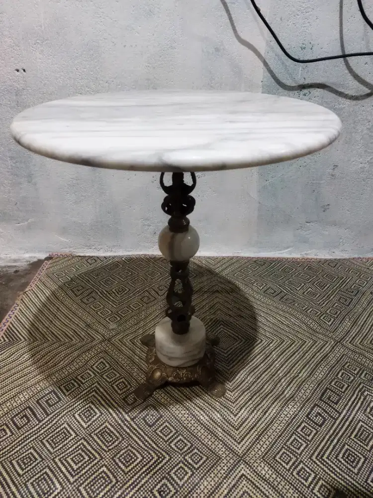 Dijual vintage meja marmer dan tiang bahan Kuningan
