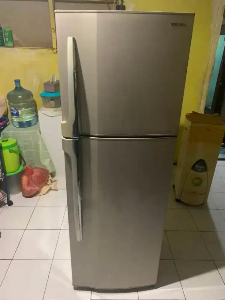 di jual cepat kulkas Toshiba 2 pintu , 600rb ambil sendiri
