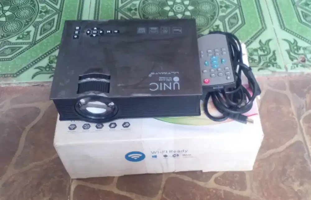 LED Projector UNIC UC 40 bagus