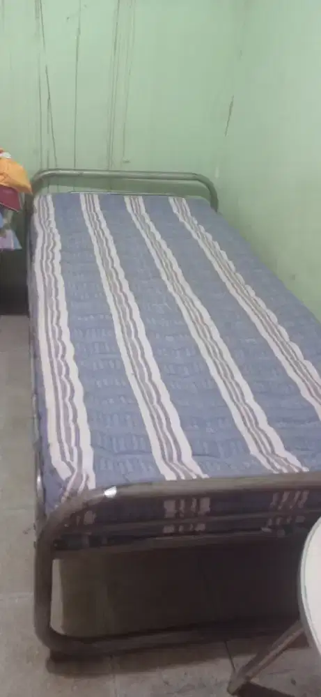 Ranjang besi dan kasurnya