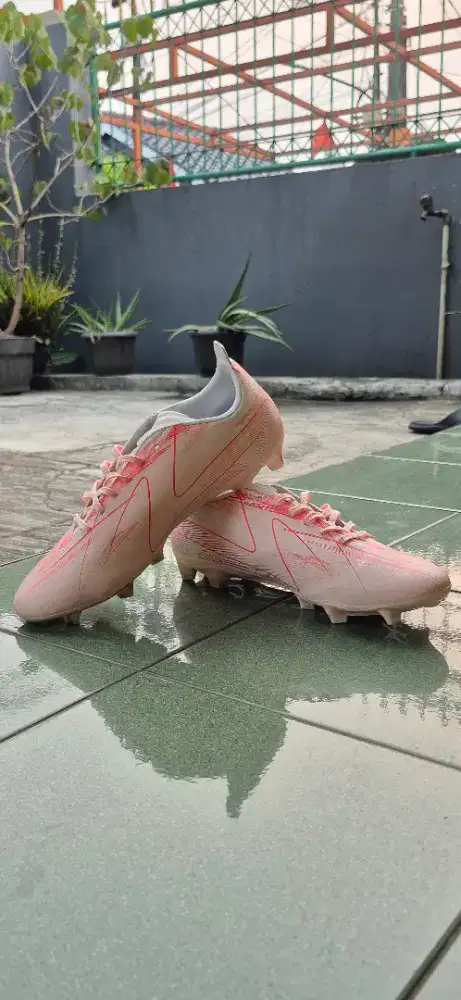 sepatu sepak bola specs