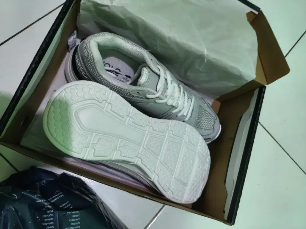 Sepatu skets pria