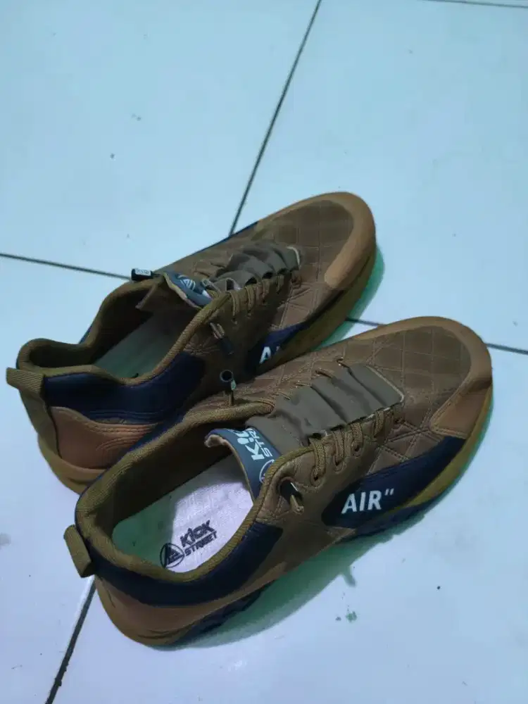 Sepatu skets pria