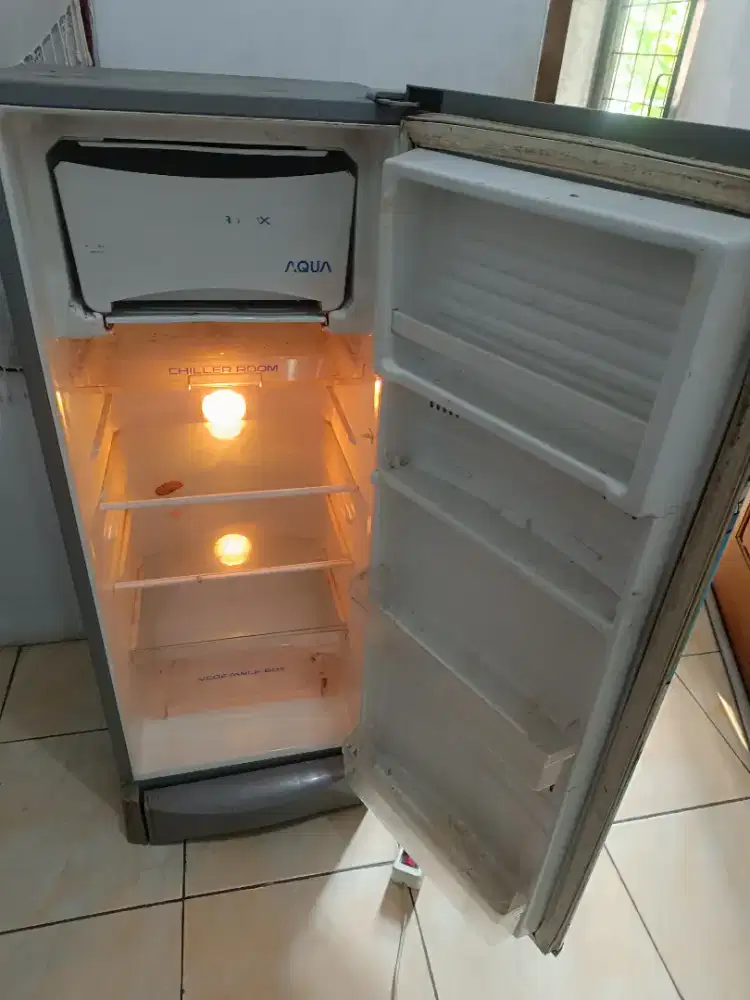 Kulkas bekas merk AQUA